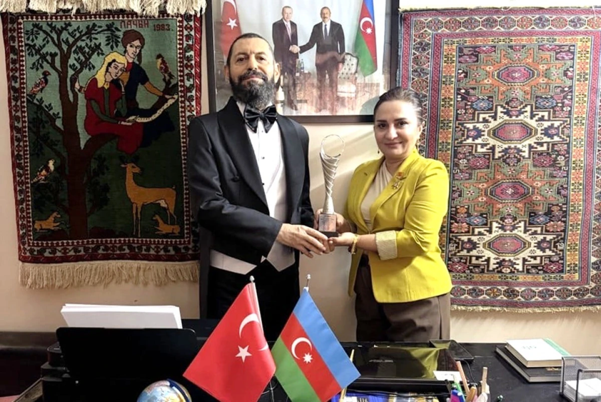 D&uuml;nyaca &Uuml;nl&uuml; Yazar Akif Manaf&rsquo;a Anlamlı &Ouml;d&uuml;l: Barış Sanatı &Ouml;d&uuml;l&uuml;