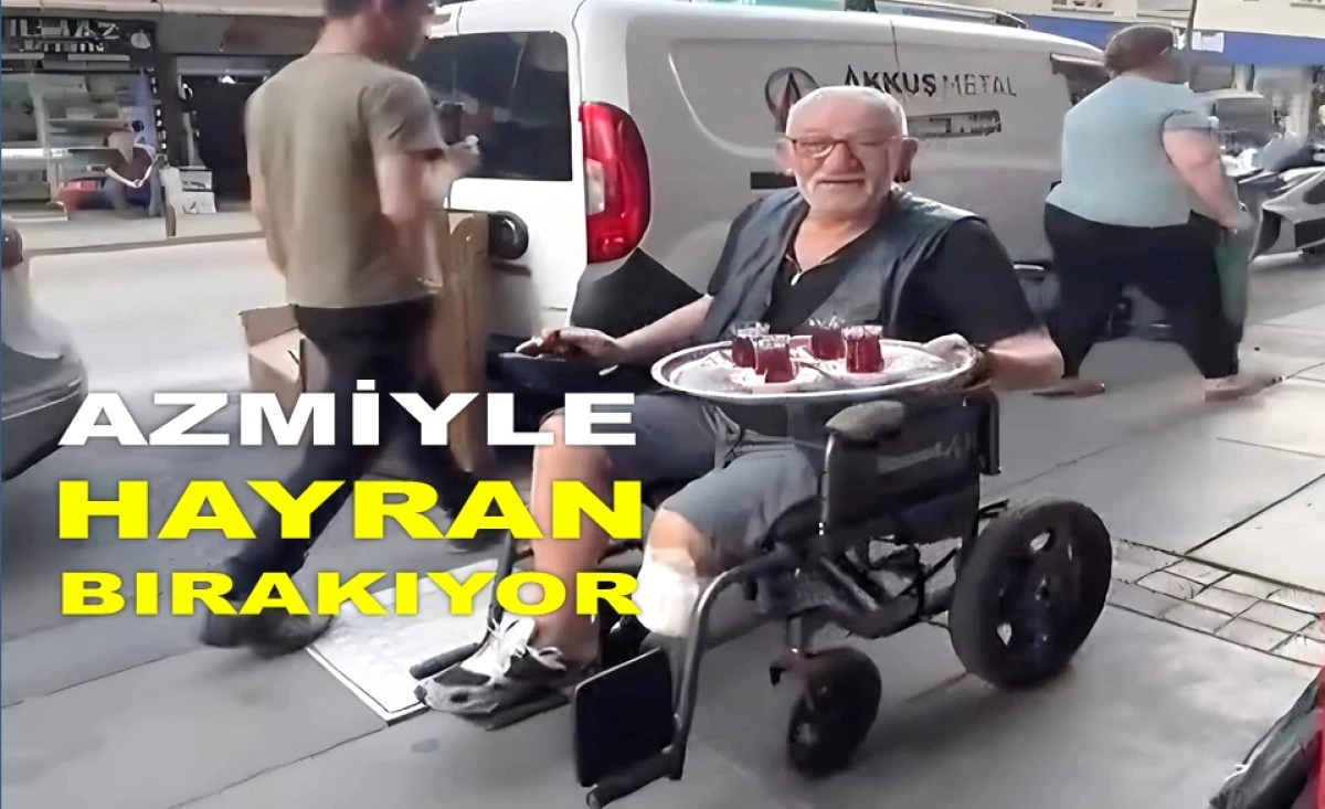 MÜŞTERİLERİNE TEKERLEKLİ SANDALYEYLE ÇAY SERVİSİ YAPIYOR