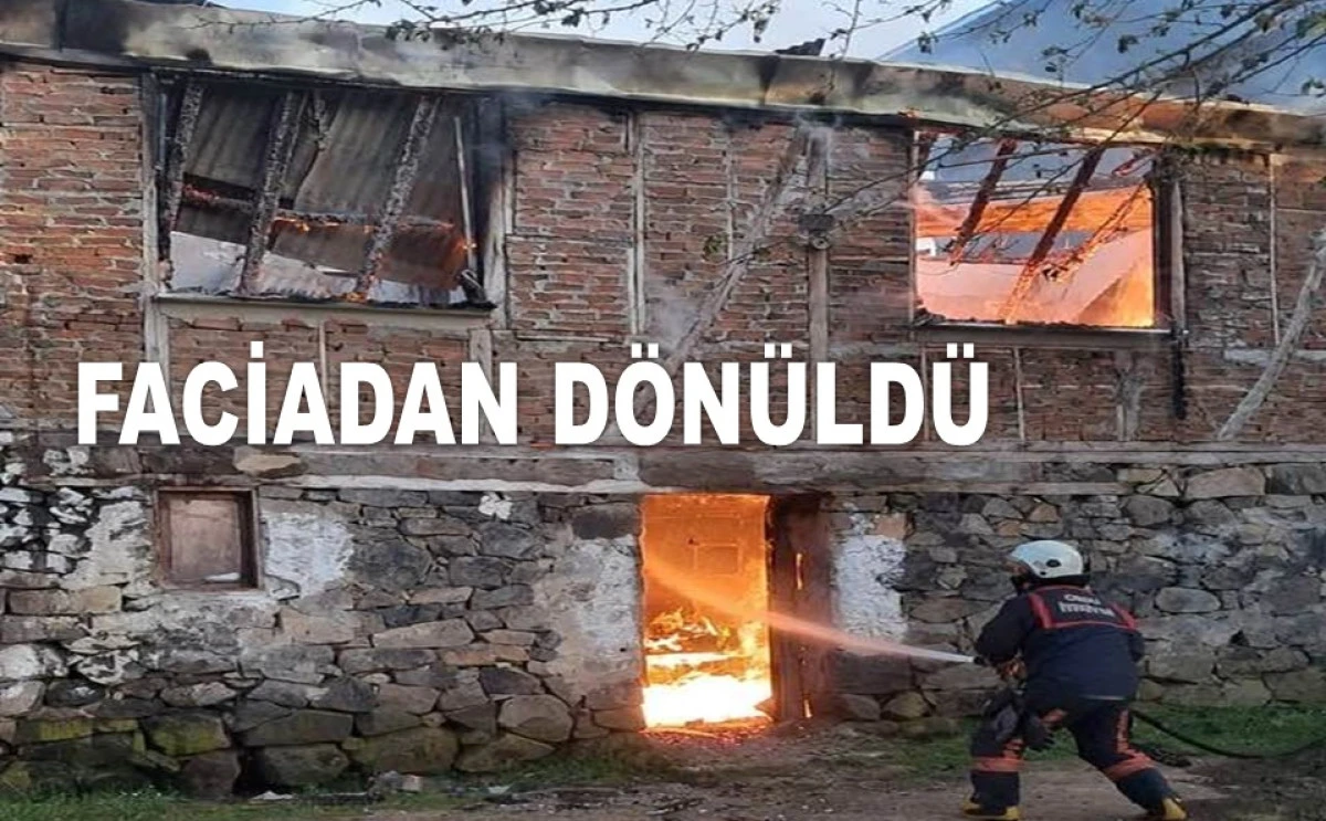 ULUBEY'DEKİ YANGINDA İKİ KATLI EV KÜL OLDU